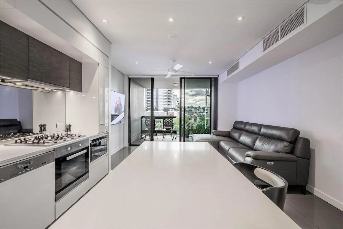 Noir Reverie - Designer Home By The River, Free Carpark, Gym & Pool Brisbane Lejlighed
