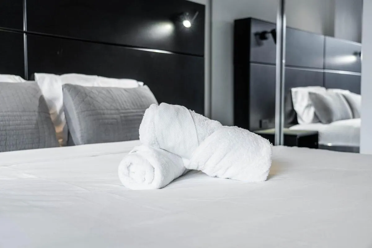 Noir Reverie - Designer Home By The River, Free Carpark, Gym & Pool Brisbane