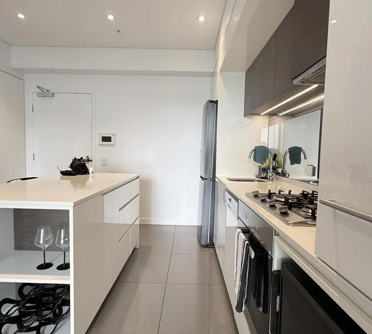 Lejlighed Noir Reverie - Designer Home By The River, Free Carpark, Gym & Pool Brisbane