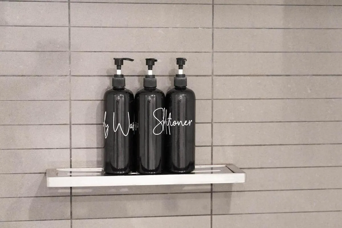 Noir Reverie - Designer Home By The River, Free Carpark, Gym & Pool Brisbane 0*,
