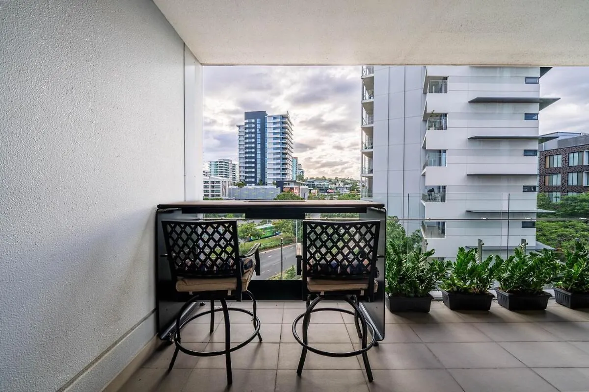 Noir Reverie - Designer Home By The River, Free Carpark, Gym & Pool Brisbane