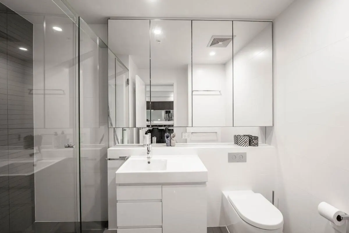 Noir Reverie - Designer Home By The River, Free Carpark, Gym & Pool Brisbane 0*,  Australien