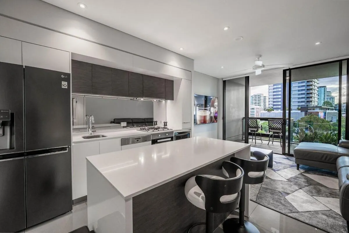 Noir Reverie - Designer Home By The River, Free Carpark, Gym & Pool Brisbane
