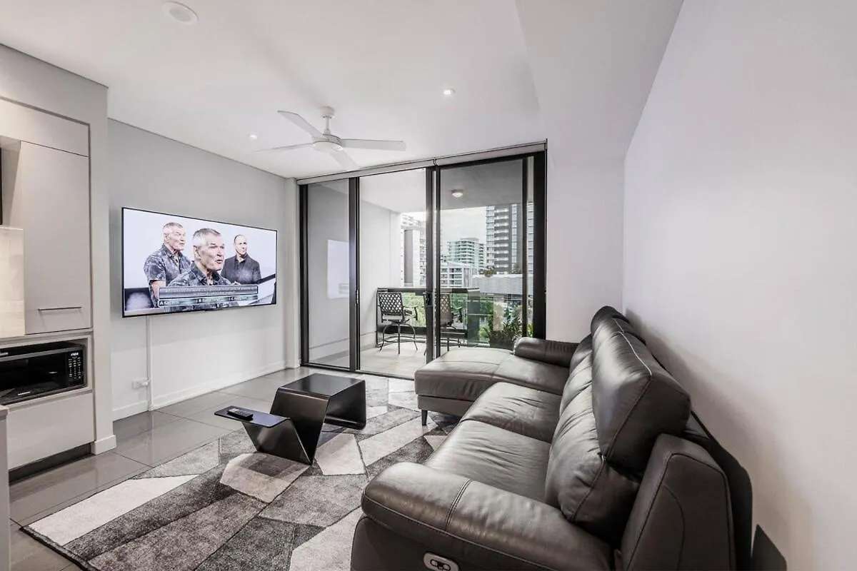 Noir Reverie - Designer Home By The River, Free Carpark, Gym & Pool kontakter